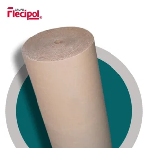 Rollo grande de cartón corrugado color marrón, ideal para embalaje y protección.